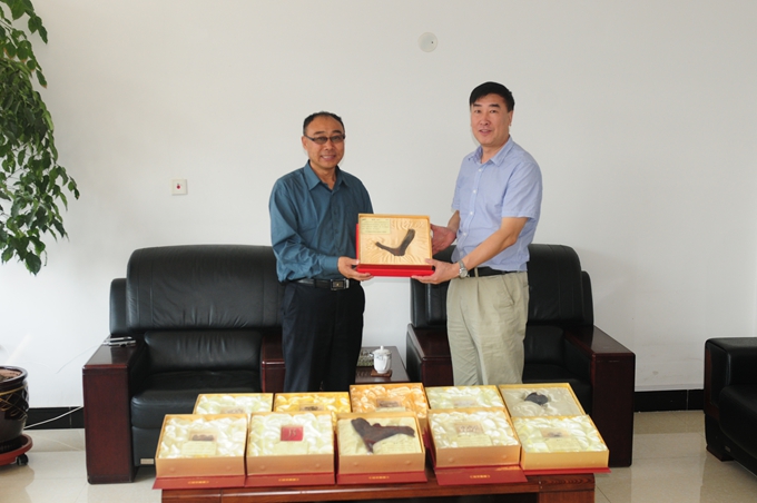 辽宁鹿源参茸饮片有限公司来我院赠送贵重中药标本