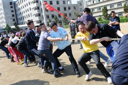 学院工会举行教工拔河比赛