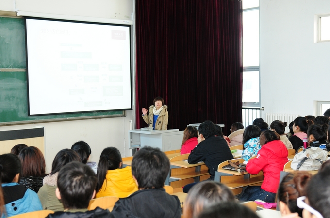 沈阳金赛义齿制作中心赵丽厂长为我系师生做精彩的讲座