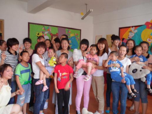 我院涉外培训部到福利院献爱心