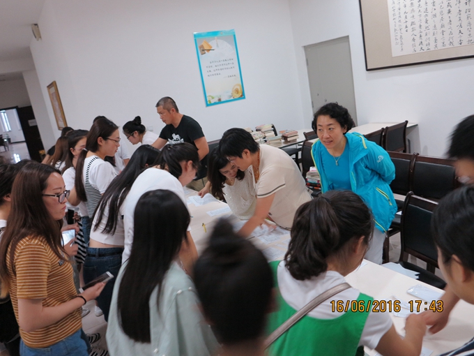 图书馆举办大学生读书节书山寻宝活动