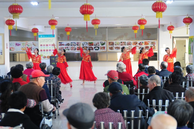 重阳节即将来临之际，我院师生志愿者积极开展弘扬孝道、关爱老人活动