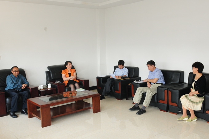 辽宁鹿源参茸饮片有限公司马总来我院赠送贵重中药标本