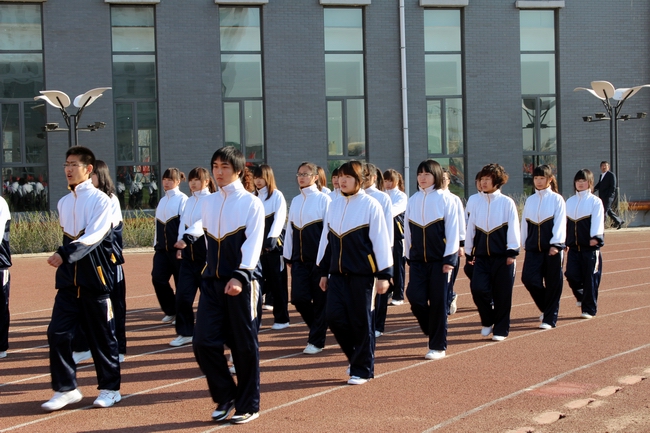 药学系全体师生以饱满的热情参加我院首届田径运动会