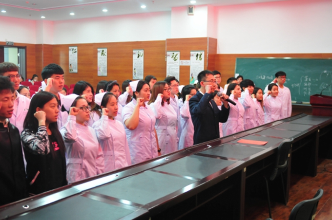 我院党委举行新党员入党宣誓仪式