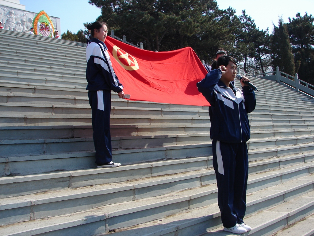 我院团委举行清明节祭扫烈士陵园暨纳新团员仪式