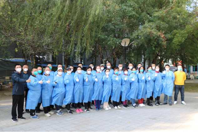 教师变身“分拣员” 贴心暖心“快递员”